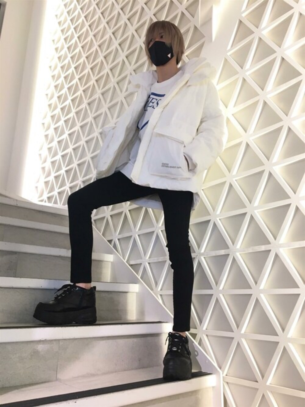 ホワイト系のスウェット、ホワイト系のその他アウター、ブラック系のデニムパンツを着用したメンズの冬コーディネートの1枚目の写真