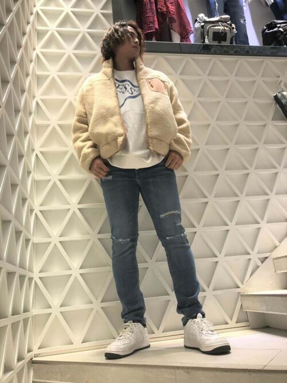 ホワイト系のスウェット、ホワイト系のその他アウター、ブルー系のデニムパンツを着用したメンズの秋コーディネートの1枚目の写真