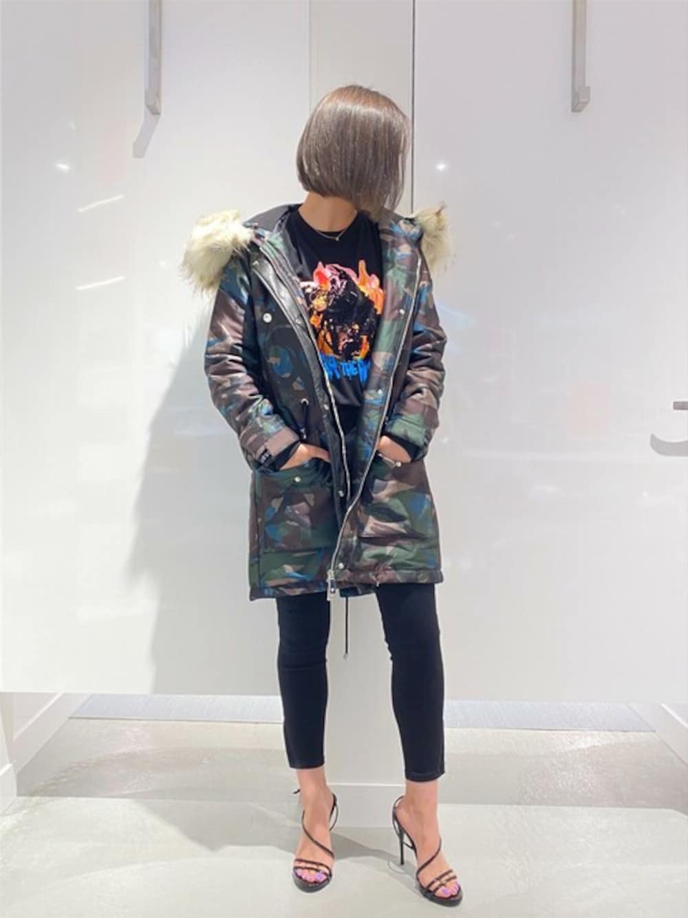 「カジュアル、オーバーサイズ、カモ柄、柄ジャケット、黒スキニー、guess、ゲス、グラフィックＴ、カモ柄ジャケット、Guess Jeans 」｜「GuessのBreak The Rules Tee（Tシャツ/カットソー、ブラック系）」を使った、GUESS JAPANさん（レディース・156cm）の冬コーディネートの1枚目の写真