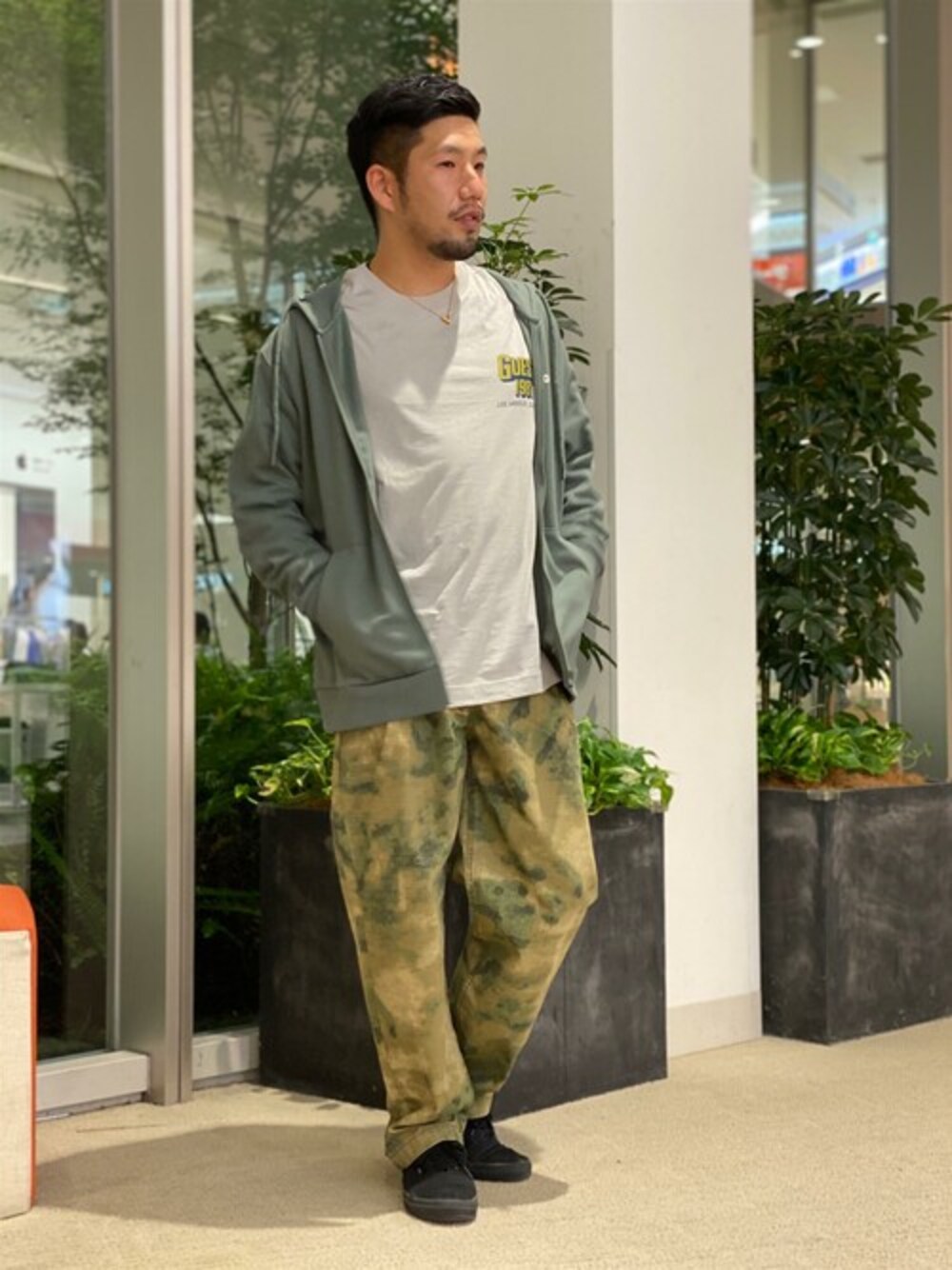 グレー系のTシャツ/カットソー、グリーン系のパーカー、グリーン系のその他パンツを着用したメンズの冬コーディネートの1枚目の写真