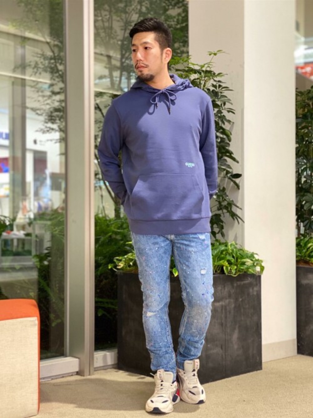 ブルー系のパーカー、ブルー系のデニムパンツを着用したメンズの冬コーディネートの1枚目の写真