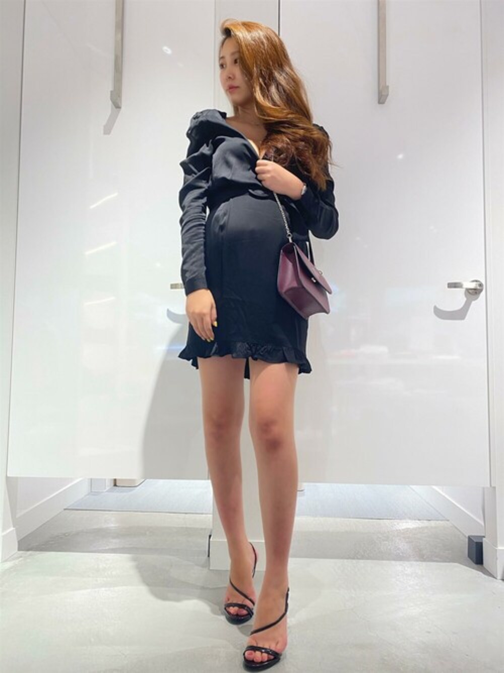 ブラック系のワンピース、ブラック系のショルダーバッグを着用したレディースの冬コーディネートの1枚目の写真