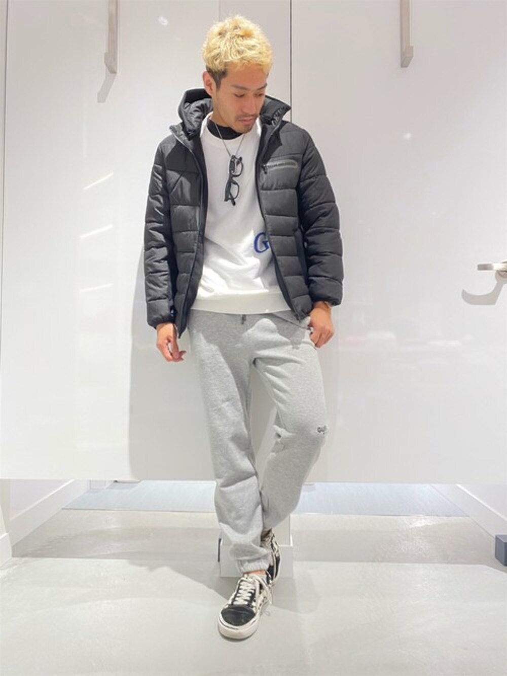 ホワイト系のスウェット、ブラック系のその他アウター、グレー系のその他パンツを着用したメンズの冬コーディネートの1枚目の写真