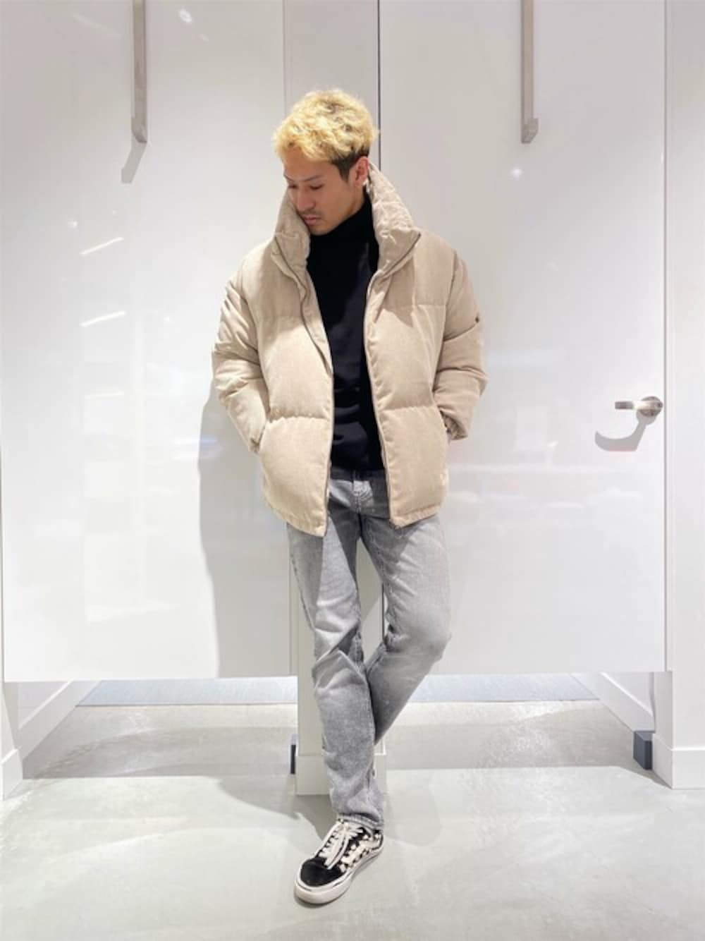 「コーデュロイ、オーバーサイズ、スキニーデニム、ベージュジャケット、guess、ゲス、ローライズ、グレーデニム、Guess Jeans 、パファージャケット」｜「GuessのUnisex Corduroy High-Neck Puffer Jacket（ダウンジャケット/コート、ベージュ系）」を使った、GUESS JAPANさん（メンズ・175cm）の冬コーディネートの1枚目の写真