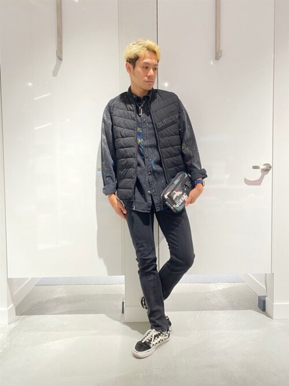 ブラック系のシャツ/ブラウス、ブラック系のデニムパンツ、グリーン系のボディバッグ/ウエストポーチを着用したメンズの冬コーディネートの1枚目の写真