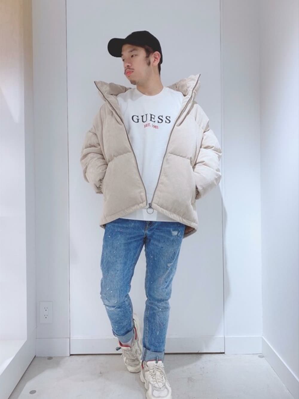 「スウェット、コーデュロイ、ベージュ、オーバーサイズ、ロゴトレーナー、スキニーデニム、ベージュジャケット、guess、ゲス、Guess Jeans 」｜「Guessの[GUESS/ゲス] クルーネックロゴスウェット（スウェット、ホワイト系）」を使った、GUESS JAPANさん（メンズ・168cm）の冬コーディネートの1枚目の写真
