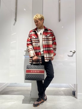 「Guess（ゲス）のアイテム（トートバッグ）」を使った、GUESS JAPANさん（メンズ・175cm）の冬コーディネート