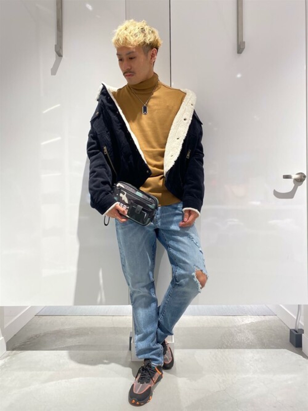 「デニム、コーデュロイ、オーバーサイズ、カモ柄、ボアジャケット、ウエストポーチ、guess、コーデュロイジャケット、ゲス、レギュラーデニム」｜「GuessのDuston Corduroy Jacket（その他アウター、ブラック系）」を使った、GUESS JAPANさん（メンズ・175cm）の冬コーディネートの1枚目の写真