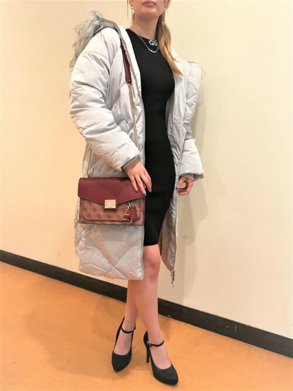 「ワンピース、ダウンジャケット、モノトーン、ロングダウン、デートスタイル（MEN）、ミニワンピ、guess、タイトワンピース、Guess Jeans 、guessgirl」｜「GuessのCarol Cut-Out Sleeves Rib Dress Sweater（ワンピース、ブラック系）」を使った、GUESS JAPANさん（レディース・162cm）の冬コーディネートの1枚目の写真