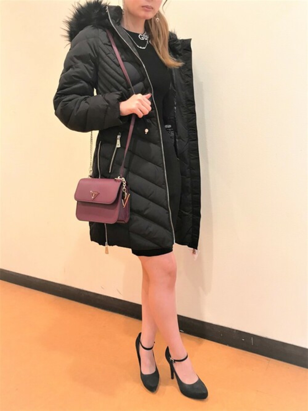「ジャケット、ワンピース、ショルダーバッグ、ロングダウン、フェイクファー、ミニワンピ、guess、タイトワンピース、Guess Jeans 、guessgirl」｜「GuessのCarol Cut-Out Sleeves Rib Dress Sweater（ワンピース、ブラック系）」を使った、GUESS JAPANさん（レディース・162cm）の冬コーディネートの1枚目の写真