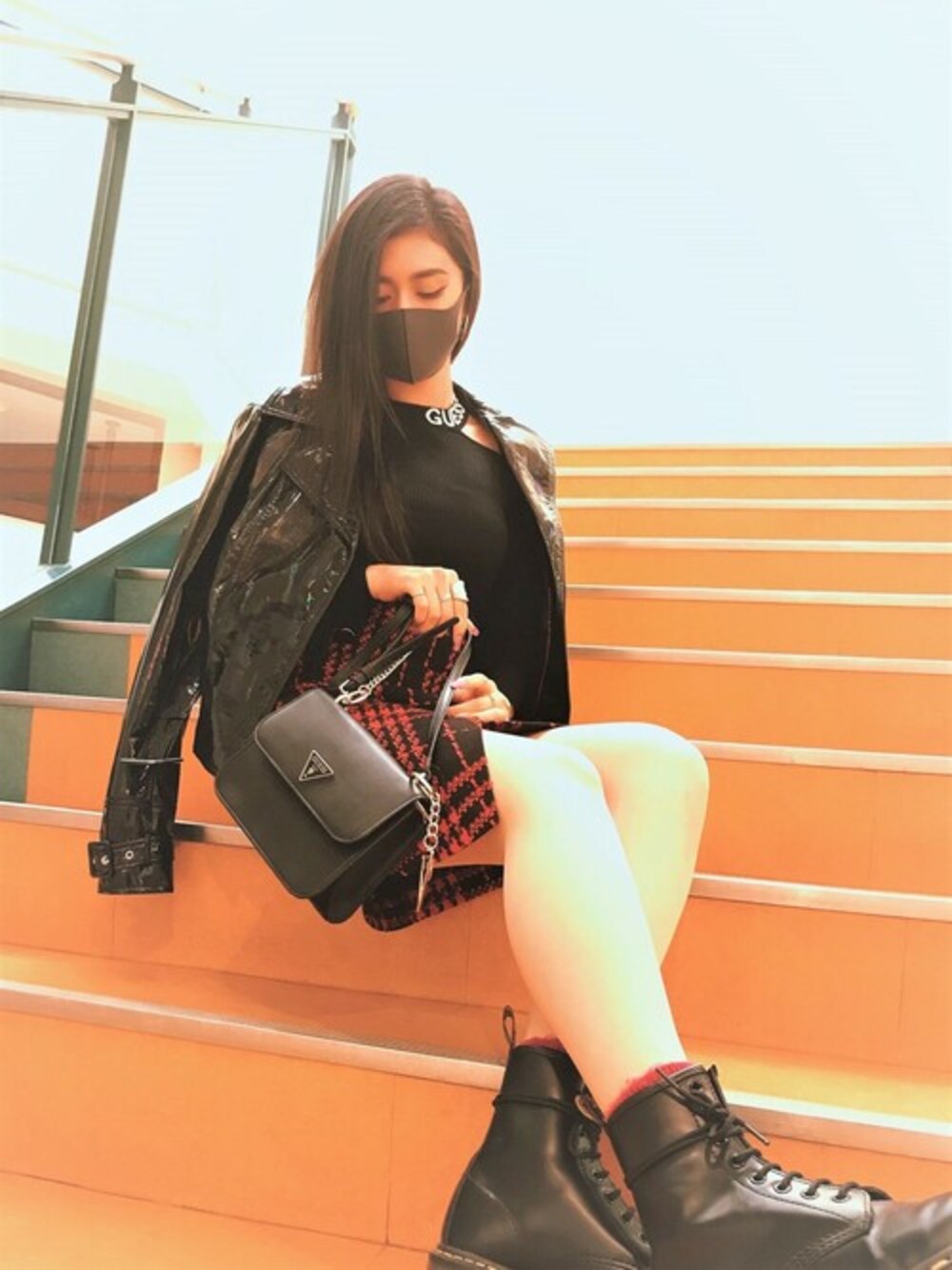 ブラック系のニット/セーター、ブラック系のその他アウター、レッド系のスカートを着用したレディースの冬コーディネートの1枚目の写真