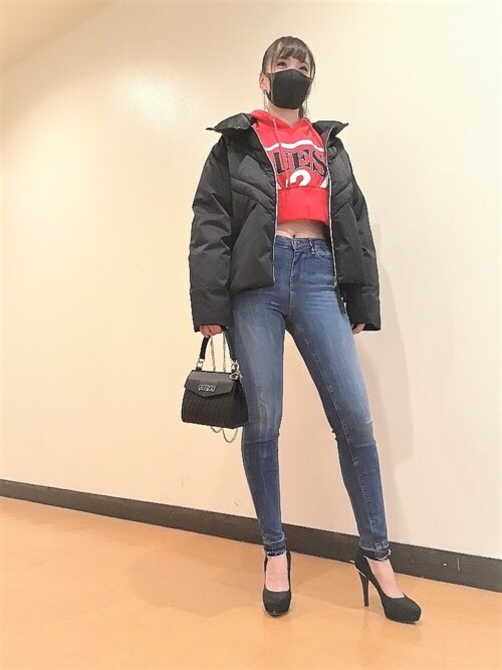 「スウェット、ジャケット、デニム、パーカー、トレーナー、ロゴ、スキニーデニム、ミニバッグ、guess、Guess Jeans 」｜「GuessのGeneva Fleece Crop Parka（パーカー、レッド系）」を使った、GUESS JAPANさん（レディース・162cm）の冬コーディネートの1枚目の写真