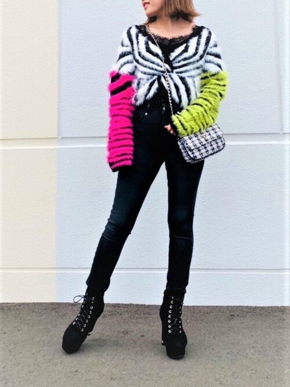 ブラック系のニット/セーター、その他のその他トップス、ブラック系のデニムパンツを着用したレディースの冬コーディネートの1枚目の写真