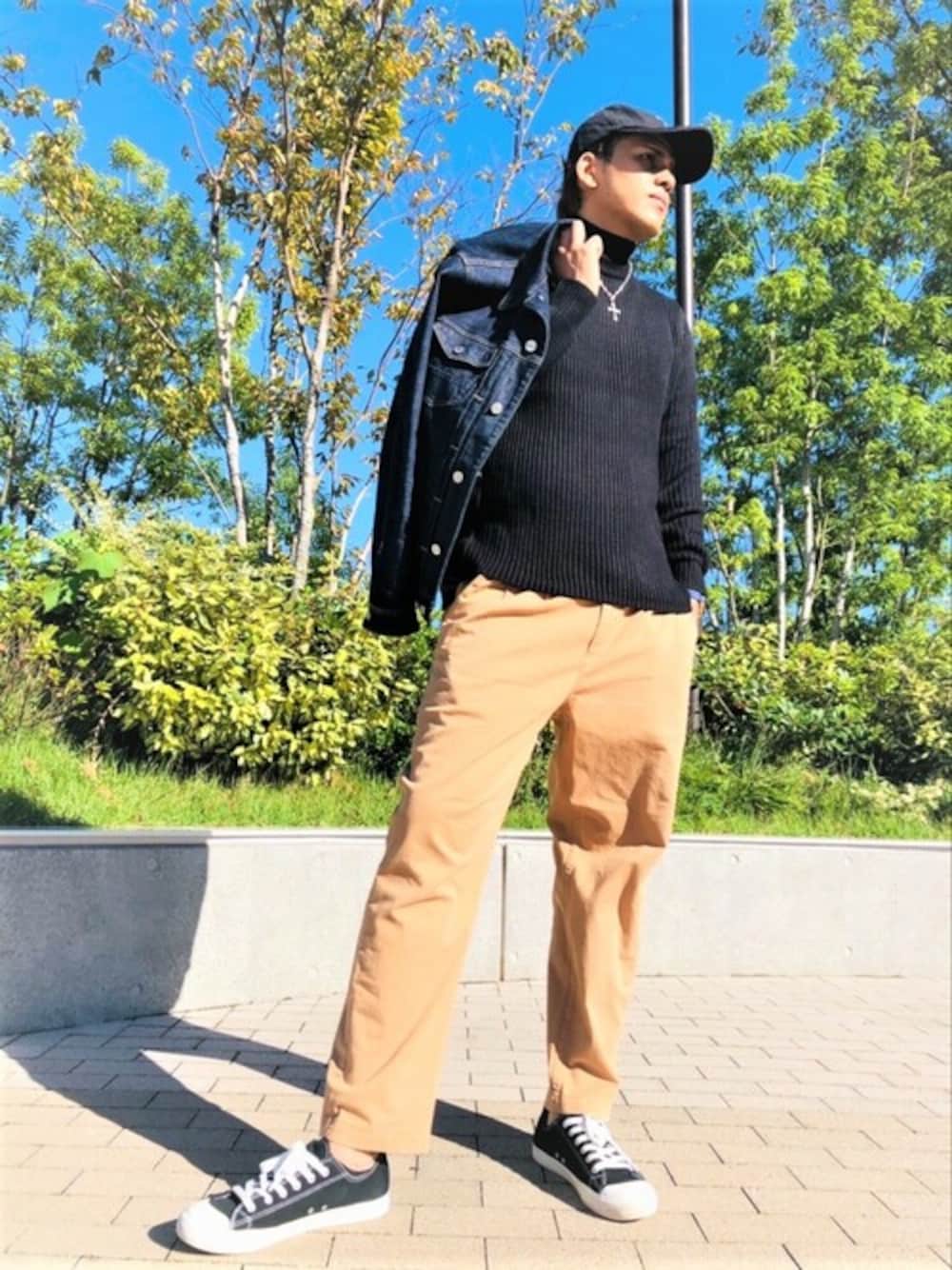 ブラック系のニット/セーター、ブルー系のデニムジャケット、ブラック系のキャップを着用したメンズの冬コーディネートの1枚目の写真