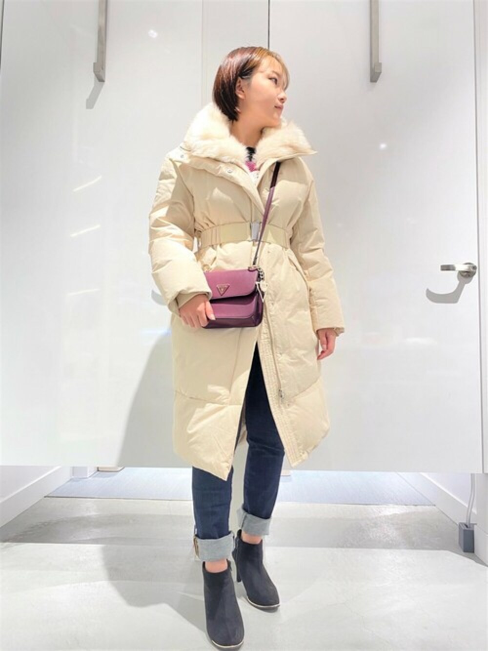 「デニム、ショルダーバッグ、ダウン、ダウンコート、大人カジュアル、ロング丈、スキニーデニム、ミニバッグ、guess、Guess Jeans 」｜「GuessのChrissy Placed Print Crew-Neck L/S Tee（Tシャツ/カットソー、ブラック系）」を使った、GUESS JAPANさん（レディース・155cm）の冬コーディネートの1枚目の写真
