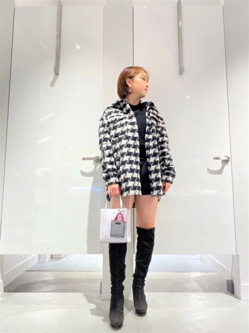 ブラック系のスウェット、ブラック系のその他アウター、ブラック系のデニムパンツを着用したレディースの冬コーディネートの1枚目の写真