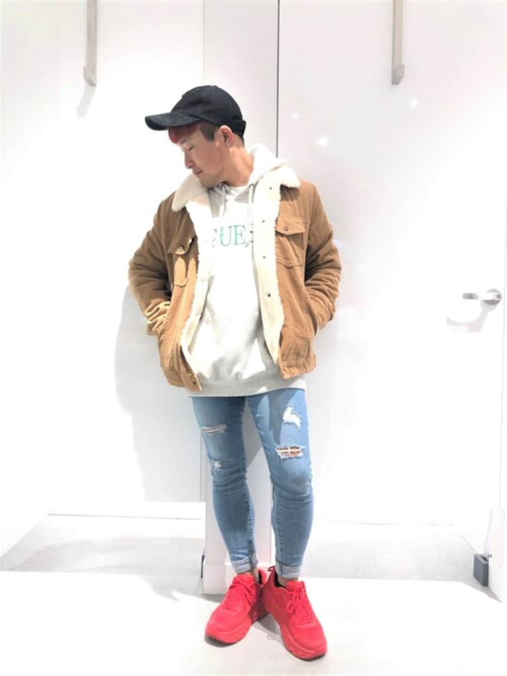 グレー系のパーカー、ベージュ系のその他アウター、ブルー系のデニムパンツを着用したメンズの冬コーディネートの1枚目の写真