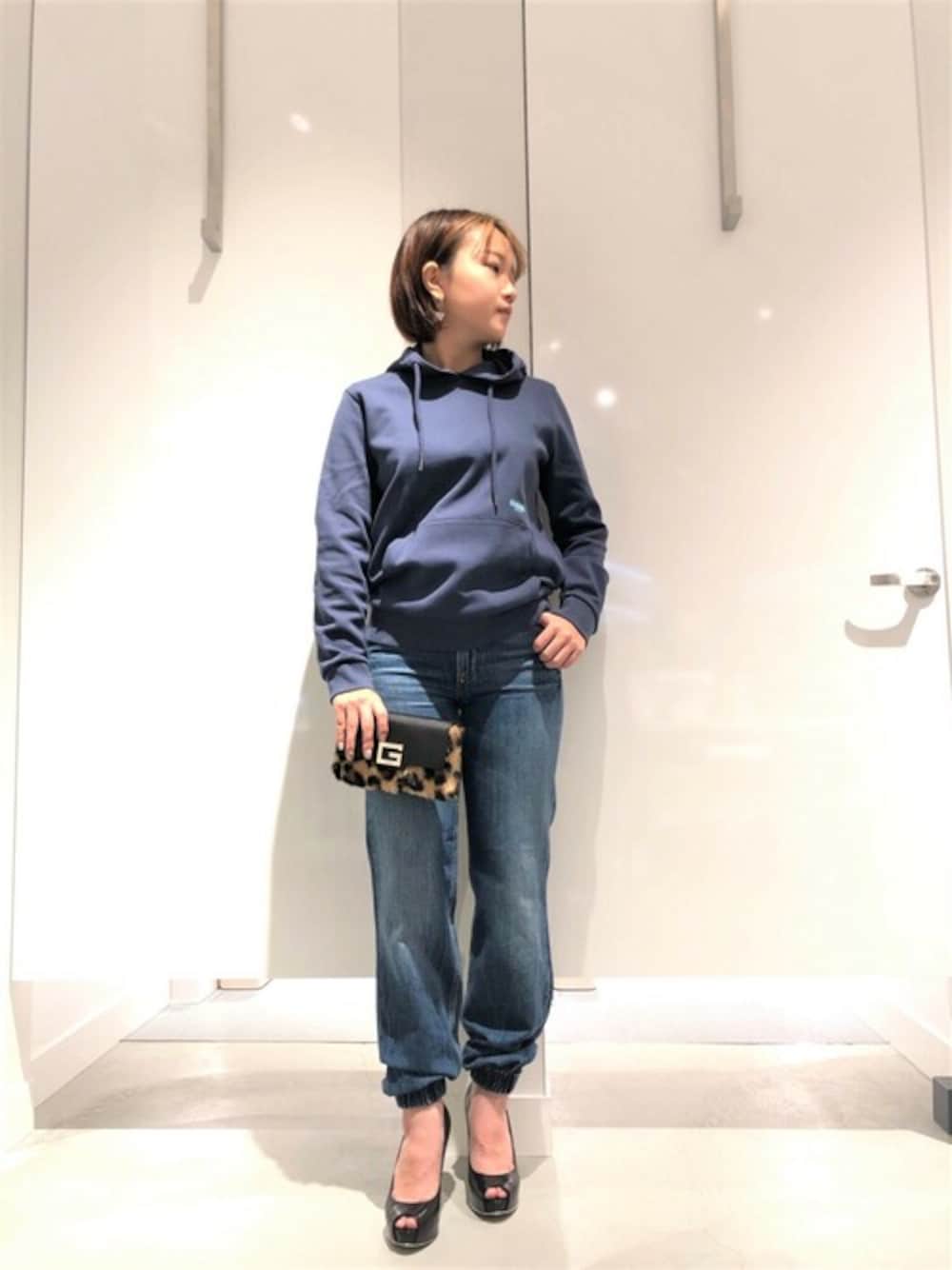 ブルー系のパーカー、ブルー系のデニムパンツを着用したレディースの冬コーディネートの1枚目の写真