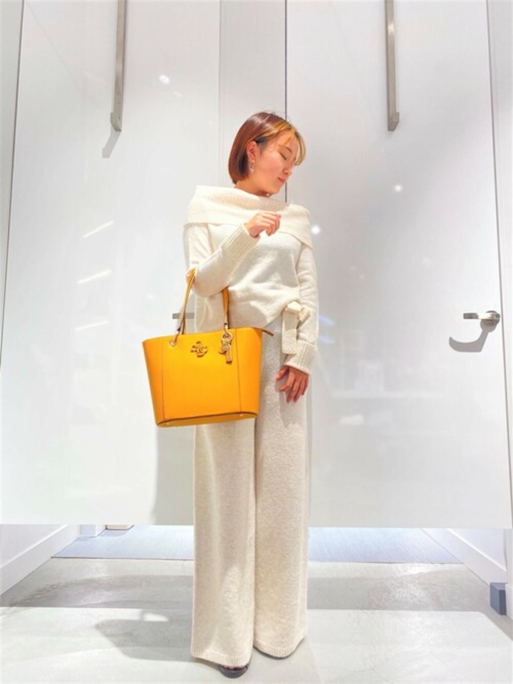 ベージュ系のニット/セーター、ベージュ系のその他パンツを着用したレディースの冬コーディネートの1枚目の写真