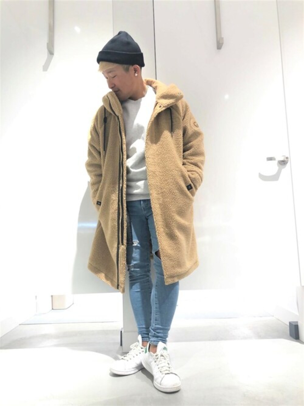 グレー系のスウェット、ベージュ系のその他アウター、ブルー系のデニムパンツを着用したメンズの冬コーディネートの1枚目の写真