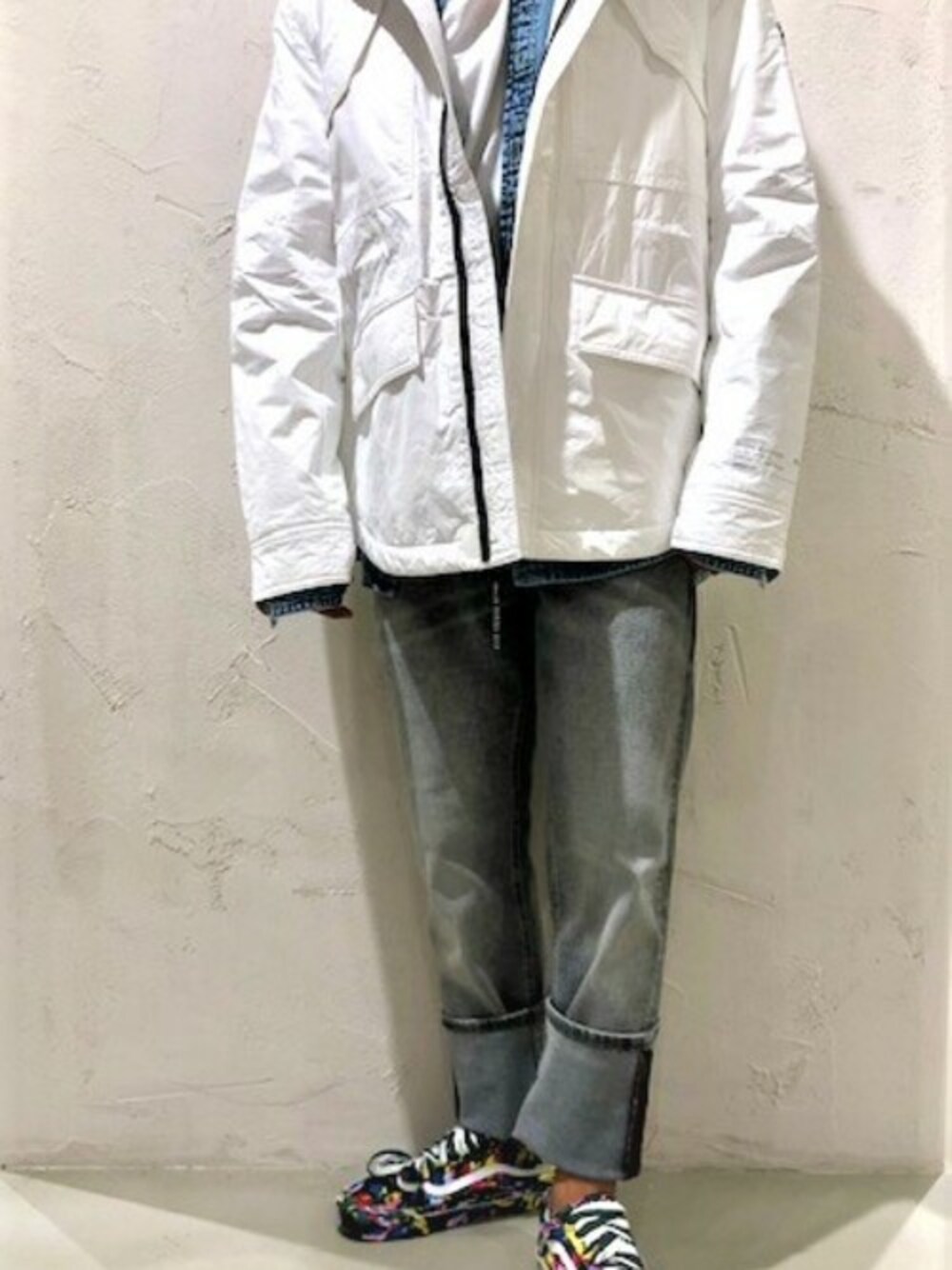 ブルー系のシャツ/ブラウス、ホワイト系のその他アウター、グレー系のデニムパンツを着用したメンズの冬コーディネートの1枚目の写真