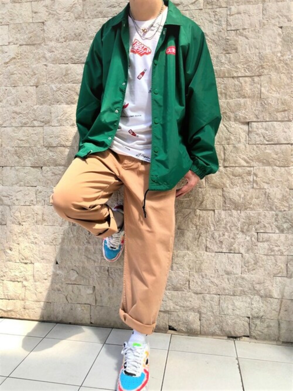 「チノパン、Tシャツ、ロゴ、コーチジャケット、ワイドパンツ、カジュアルコーデ、バックプリント、guess、ツイルパンツ、Guess Jeans 」｜「GuessのDiner All Over Print Tee（Tシャツ/カットソー、ホワイト系）」を使った、GUESS JAPANさん（メンズ・178cm）の冬コーディネートの1枚目の写真