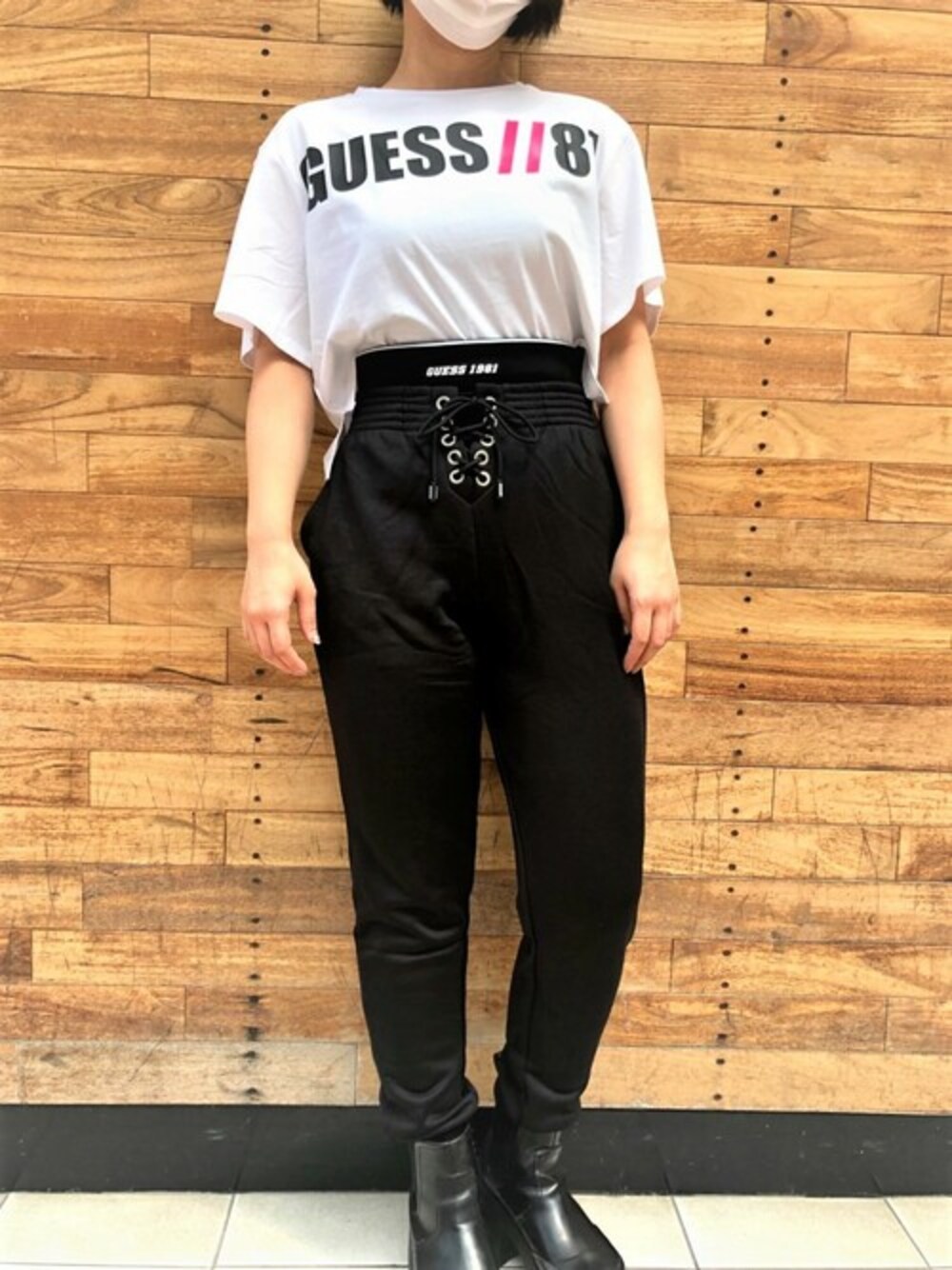 ホワイト系のTシャツ/カットソー、ブラック系のその他パンツを着用したレディースの冬コーディネートの1枚目の写真