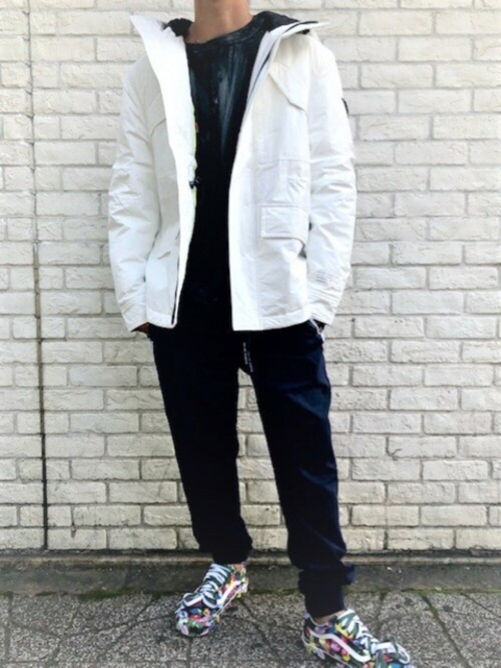 ブラック系のスウェット、ホワイト系のその他アウター、ブルー系のその他パンツを着用したメンズの冬コーディネートの1枚目の写真