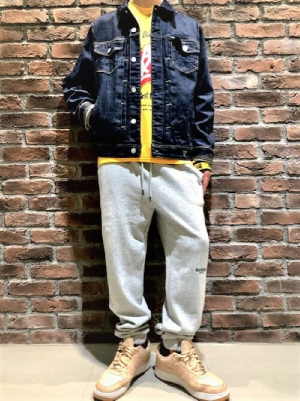 イエロー系のスウェット、ブルー系のデニムジャケット、グレー系のその他パンツを着用したメンズの冬コーディネートの1枚目の写真