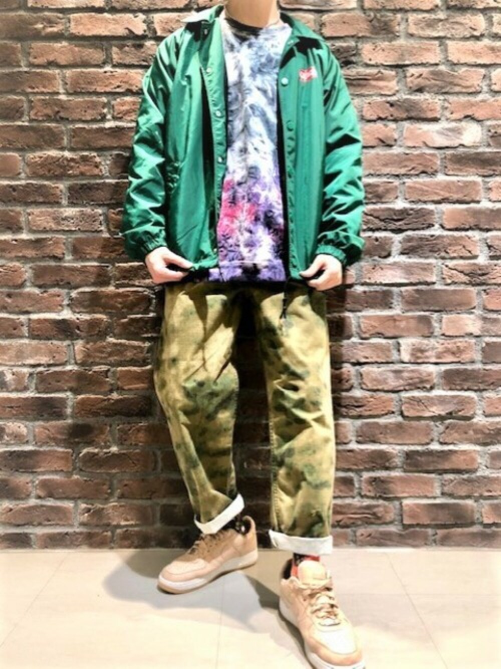 ブラック系のスウェット、グリーン系のナイロンジャケット、グリーン系のその他パンツを着用したメンズの冬コーディネートの1枚目の写真