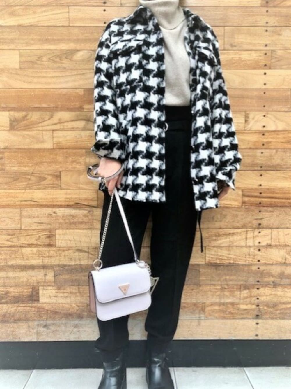 ベージュ系のニット/セーター、ブラック系のその他アウター、ブラック系のその他パンツを着用したレディースの冬コーディネートの1枚目の写真