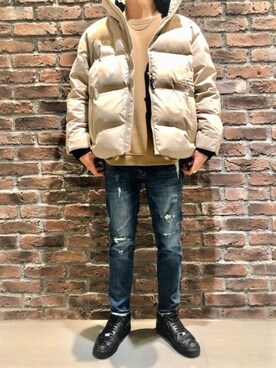 「クルーネック」｜「アイテム（ダウンジャケット/コート）」を使った、GUESS JAPANさん（メンズ・174cm）の冬コーディネート