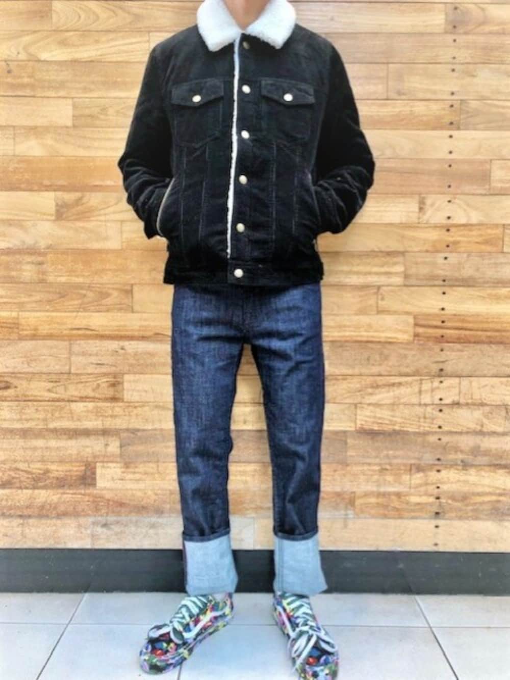 「デニム、コーデュロイ、大人カジュアル、ボアジャケット、スリムパンツ、ストームライダー、guess、ゲス、Guess Jeans 、ワッフルクルーネックＴ」｜「GuessのPatch Logo L/S Tee（Tシャツ/カットソー、ブラック系）」を使った、GUESS JAPANさん（メンズ・170cm）の冬コーディネートの1枚目の写真
