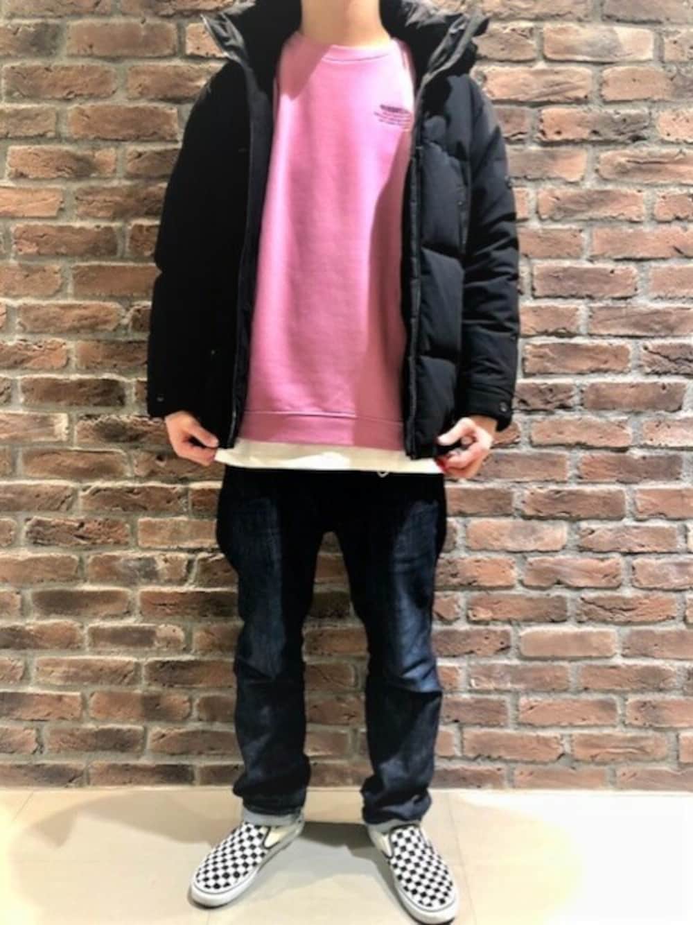 「デニム、アウター、ダウンジャケット、Tシャツ、オーバーサイズ、スウエット、ショートダウン、スリムデニム、guess、guessjeans」｜「GuessのMonster Triangle Logo Tee（Tシャツ/カットソー、ホワイト系）」を使った、GUESS JAPANさん（メンズ・178cm）の冬コーディネートの1枚目の写真