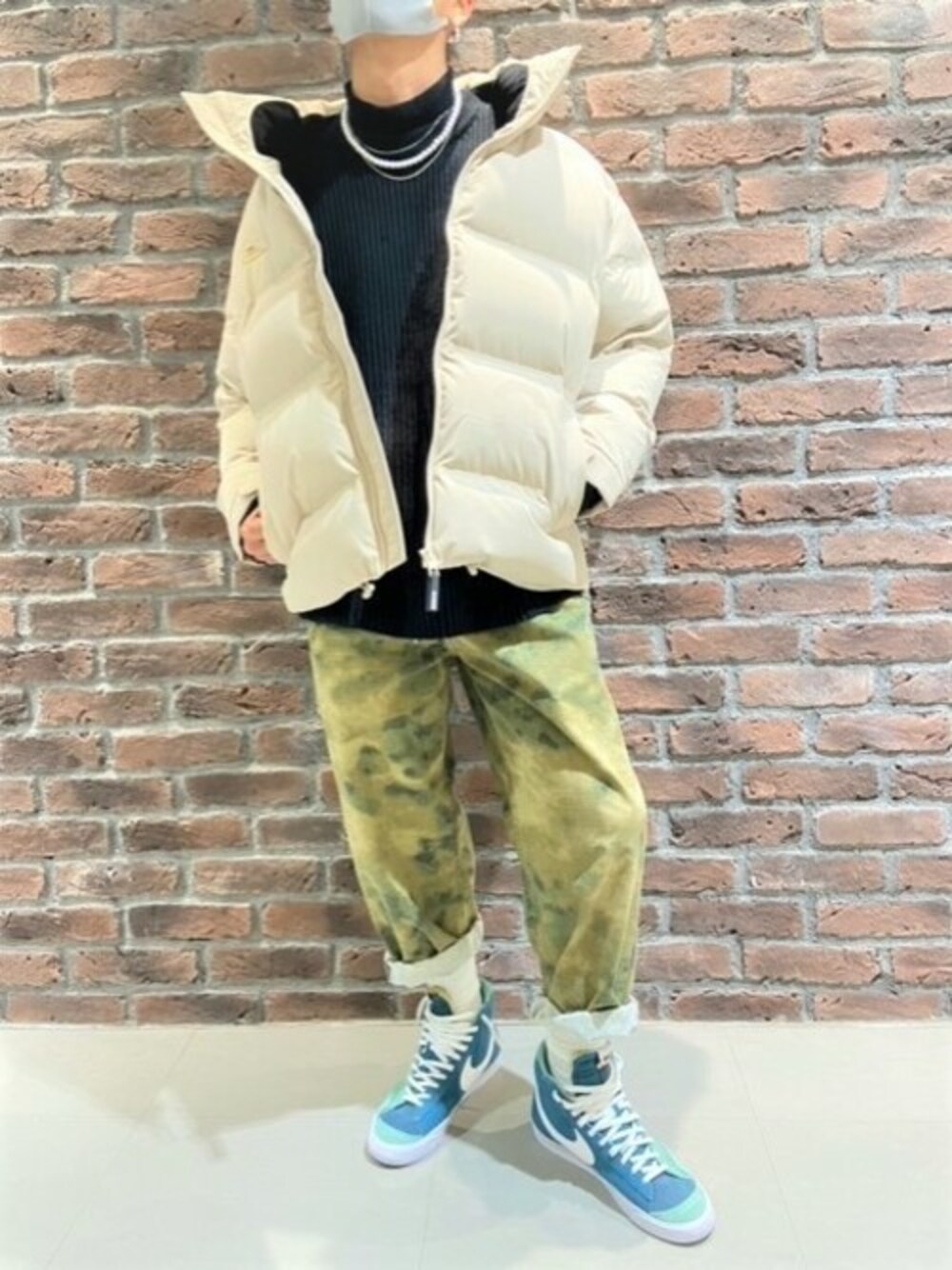 「ニット、ダウンジャケット、セーター、カモフラ、迷彩、ショートダウン、guess、ゲス、ツイルパンツ、Guess Jeans 」｜「GuessのAsher Mock Neck Sweater（ニット/セーター、ブラック系）」を使った、GUESS JAPANさん（メンズ・172cm）の冬コーディネートの1枚目の写真