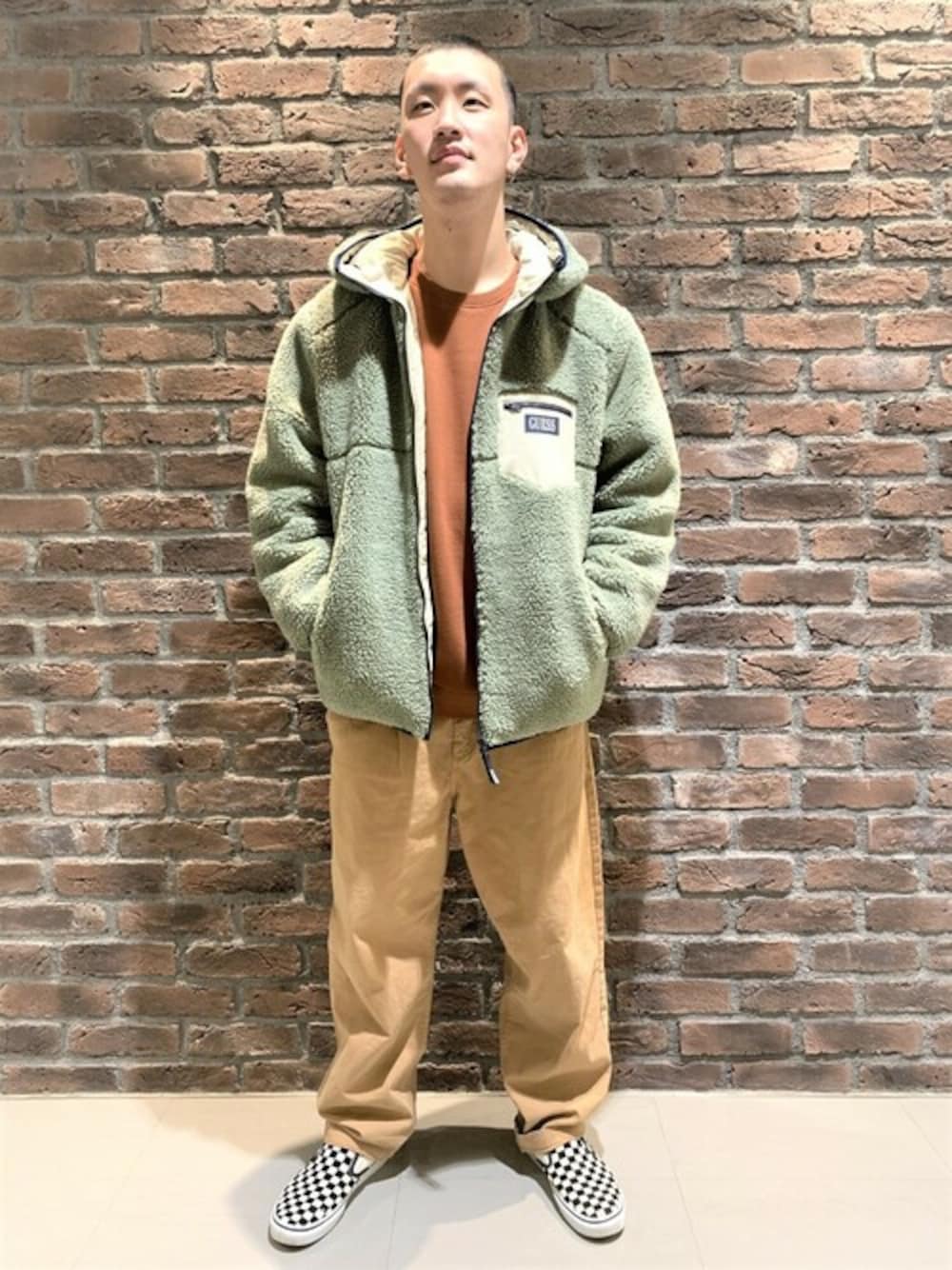 「チノパン、パーカー、フリース、ロゴ、ワイドパンツ、ボアジャケット、フードパーカー、guess、ツイルパンツ、Guess Jeans 」｜「GuessのUnisex Logo Mix Sweat（スウェット、イエロー系）」を使った、GUESS JAPANさん（メンズ・178cm）の冬コーディネートの1枚目の写真