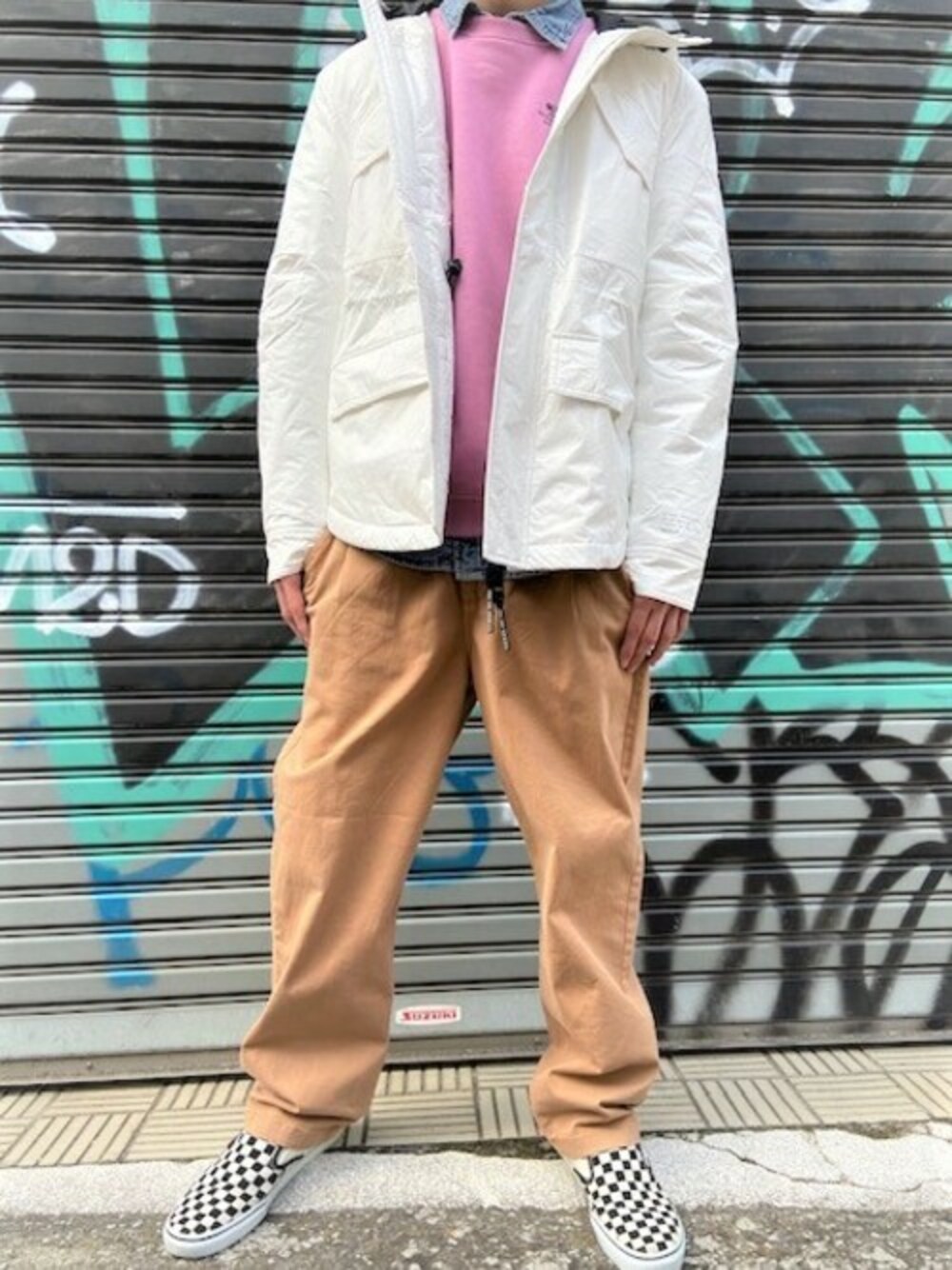 「スウェット、ジャケット、チノパン、トレーナー、デニムシャツ、オーバーサイズ、ワイドパンツ、ロゴスウェット、guess、ツイルパンツ」｜「GuessのSlim Denim Shirt（シャツ/ブラウス、ブルー系）」を使った、GUESS JAPANさん（メンズ・178cm）の冬コーディネートの1枚目の写真