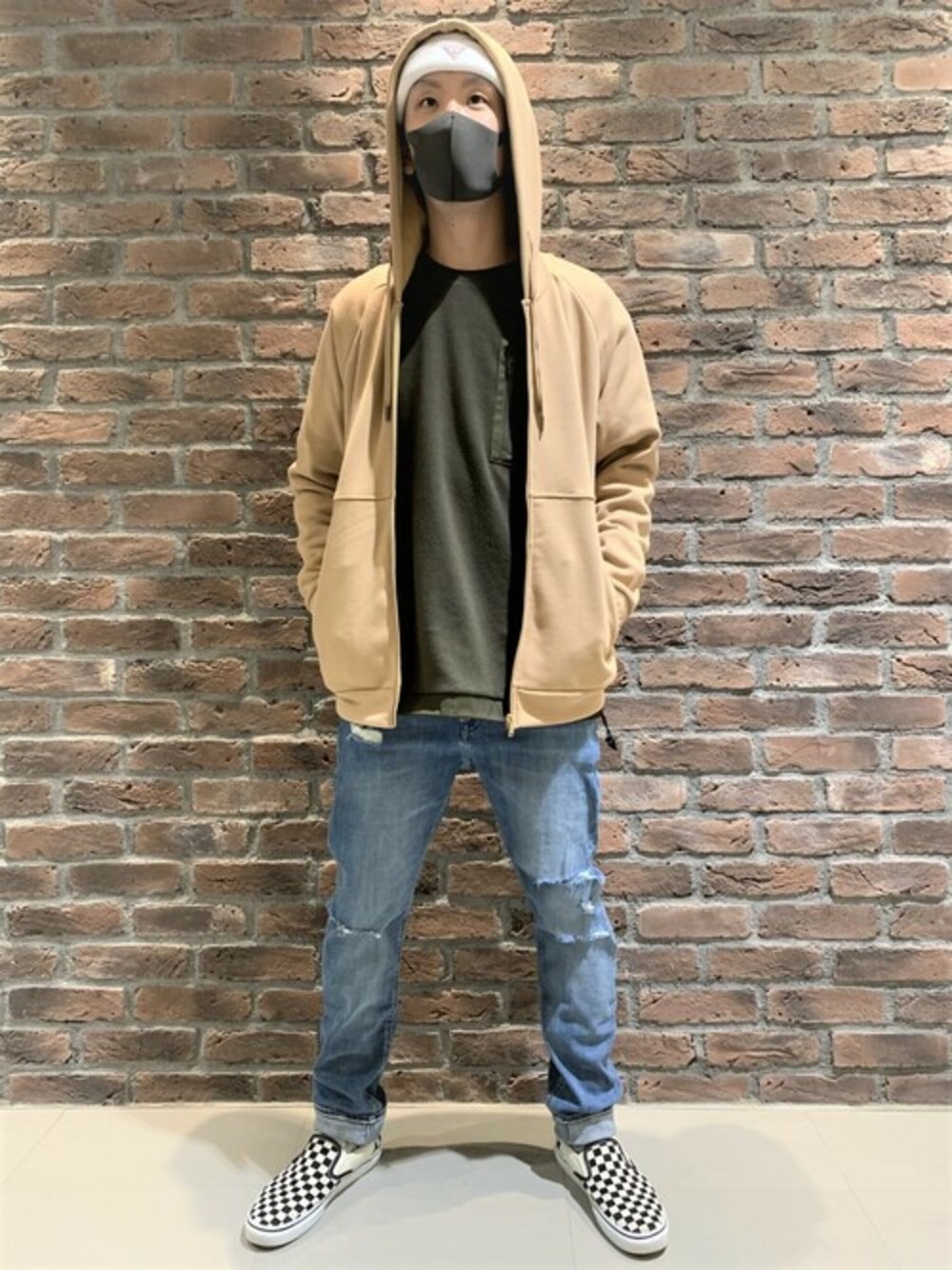 「デニム、パーカー、フリース、フードコート、インディゴ、スキニーデニム、ダメージデニム、カジュアルコーデ、guess、Guess Jeans 」｜「GuessのZip Pocket  Sweat（スウェット、グリーン系）」を使った、GUESS JAPANさん（メンズ・178cm）の冬コーディネートの1枚目の写真