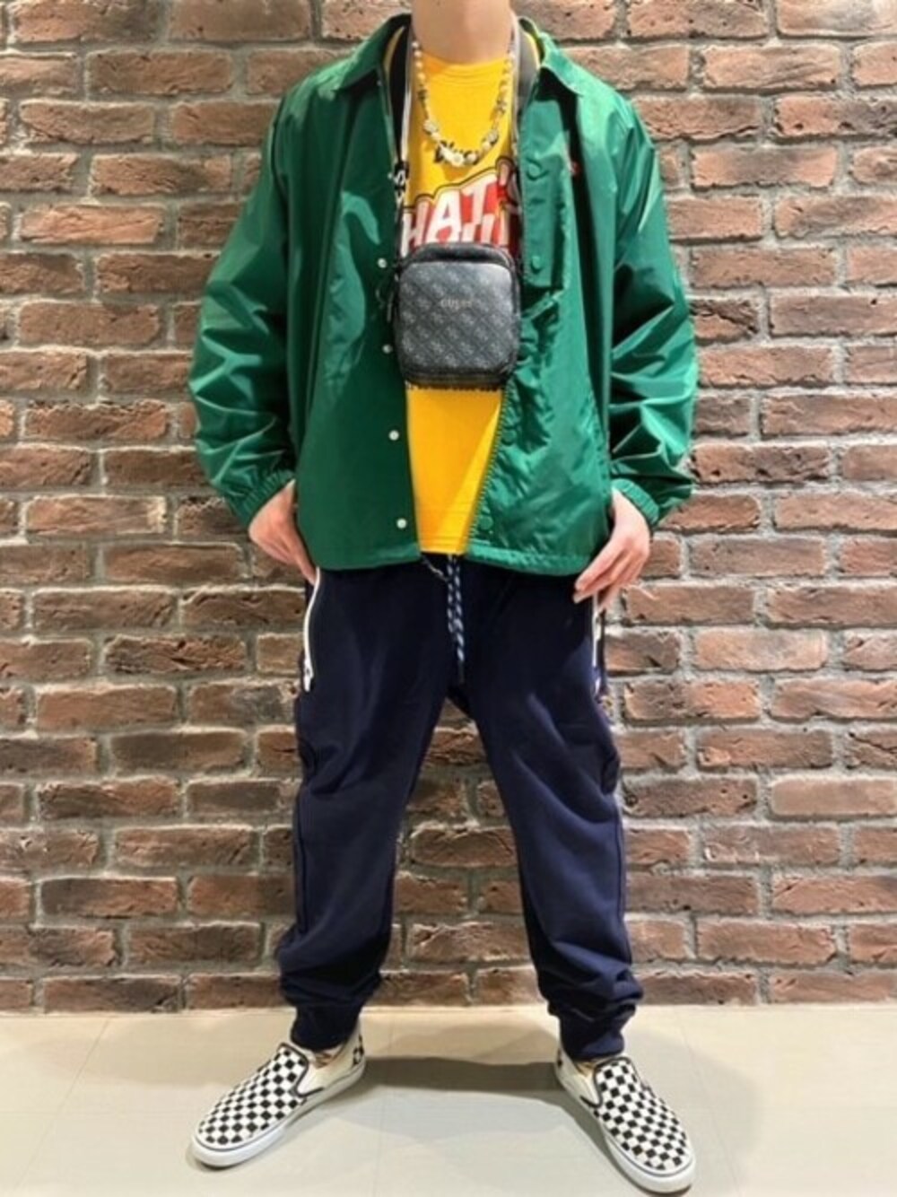 「スウェットパンツ、スウェット、オーバーサイズ、コーチジャケット、ロゴスウェット、ナイロンジャケット、バックプリント、guess、サコッシュ、Guess Jeans 」｜「GuessのCharlton Fleece Crewneck Sweat（スウェット、イエロー系）」を使った、GUESS JAPANさん（メンズ・178cm）の冬コーディネートの1枚目の写真