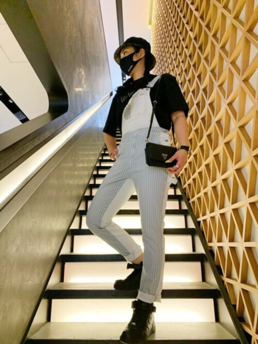 「サロペット、オーバーオール、マスク、guess、オリンピック、Guess Jeans 、guessgirl」｜「GuessのGUESS Originals SU GAMES Logo Tee（Tシャツ/カットソー、ブラック系）」を使った、GUESS JAPANさん（レディース・175cm）の夏コーディネートの1枚目の写真