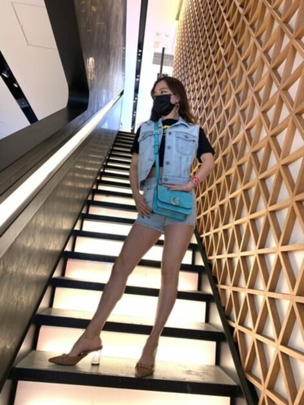 「ショルダーバッグ、バッグ、guess、セクシー、オリンピック、クロコダイル、デニムセットアップ、Guess Jeans 、guessgirl」｜「GuessのGUESS Originals SU GAMES Denim Vest（ベスト、ブルー系）」を使った、GUESS JAPANさん（レディース・158cm）の夏コーディネートの1枚目の写真