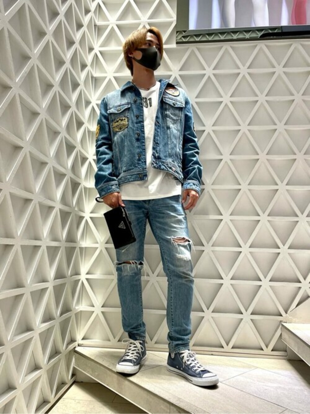 ブラック系のTシャツ/カットソー、ブルー系のデニムジャケット、ブルー系のデニムパンツを着用したメンズの夏コーディネートの1枚目の写真