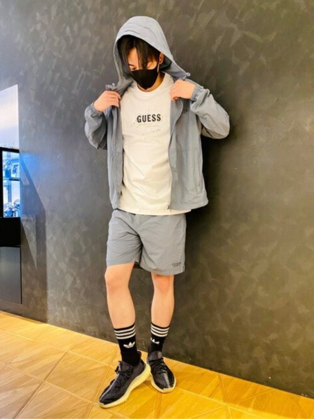 ブルー系のナイロンジャケット、ブルー系のその他パンツ、ホワイト系のTシャツ/カットソーを着用したメンズの夏コーディネートの1枚目の写真