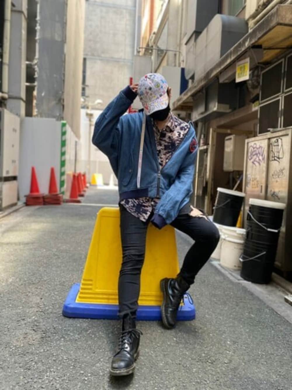 ブルー系のブルゾン、ブラック系のデニムパンツを着用したメンズの夏コーディネートの1枚目の写真
