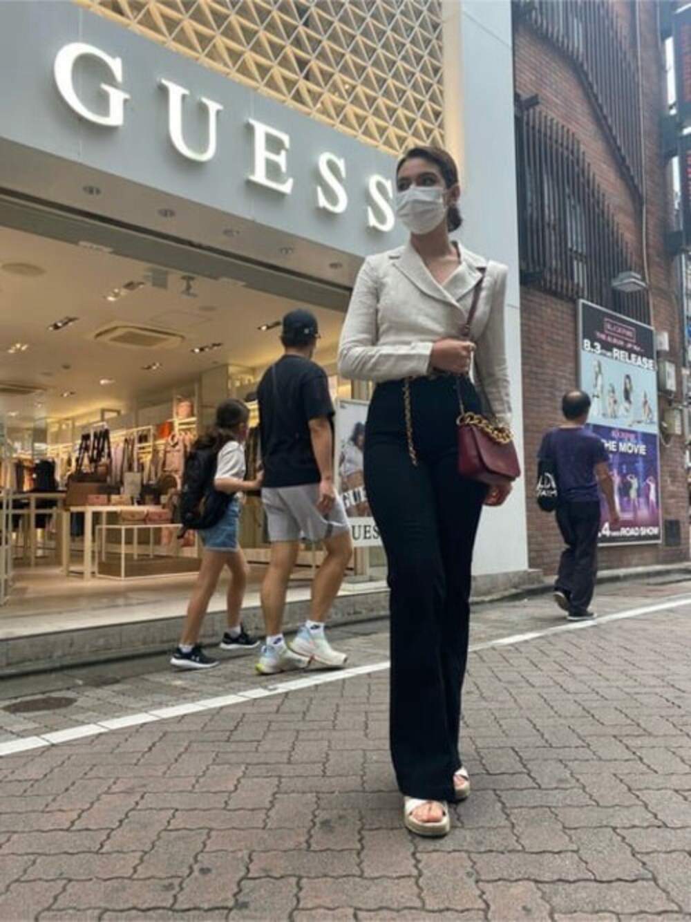 「ネックレス、バッグ、チェーンバッグ、guess、guessgirl」｜「GuessのMarkle Wrap Top（その他トップス、ホワイト系）」を使った、GUESS JAPANさん（レディース・170cm）の秋コーディネートの1枚目の写真
