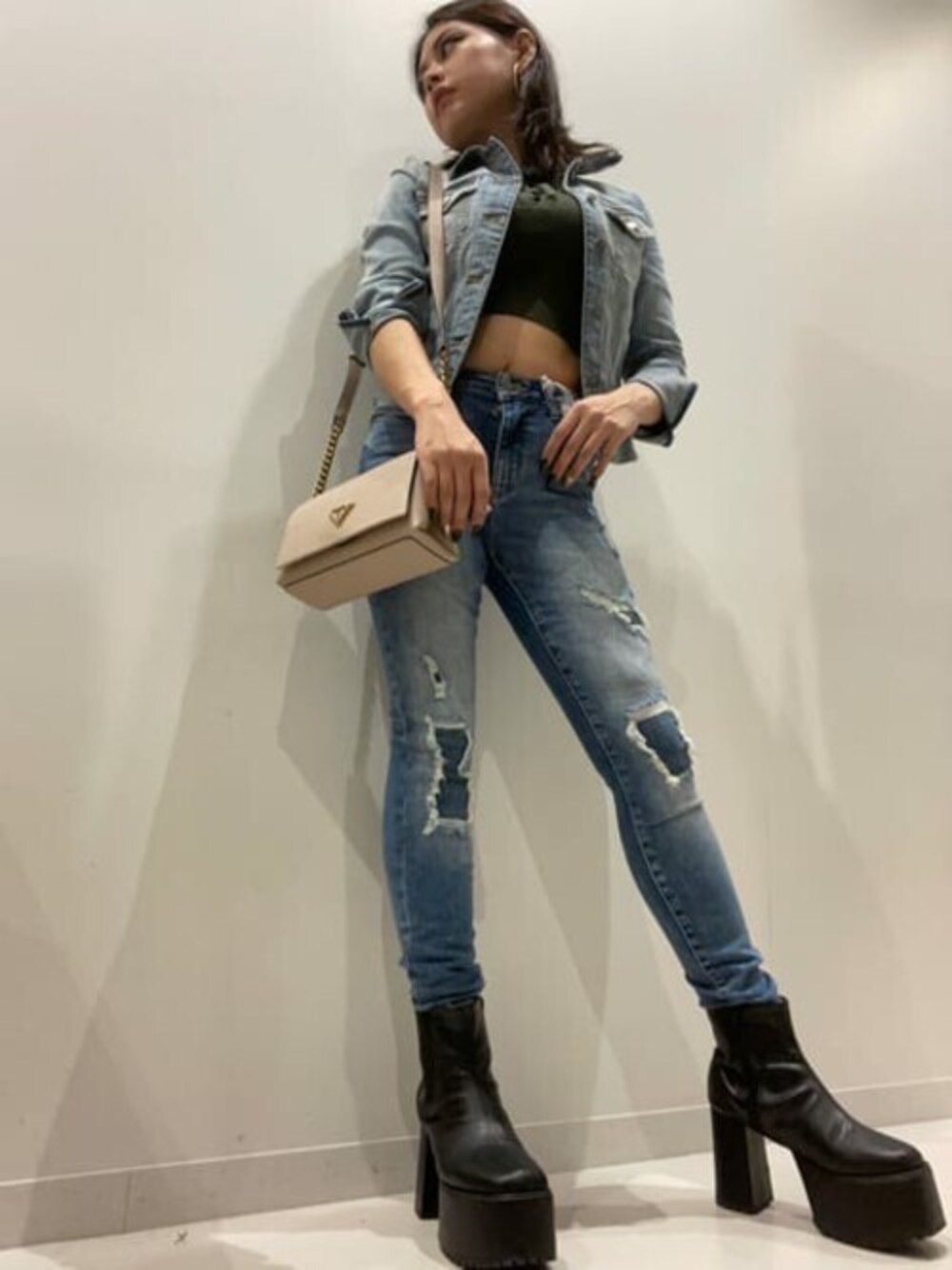 「デニムジャケット、ショルダーバッグ、タンクトップ、デニムコーデ、guess、Guess Jeans 、guessgirl」｜「GuessのSexy Trucker Jacket（デニムジャケット、ブルー系）」を使った、GUESS JAPANさん（レディース・160cm）の秋コーディネートの1枚目の写真
