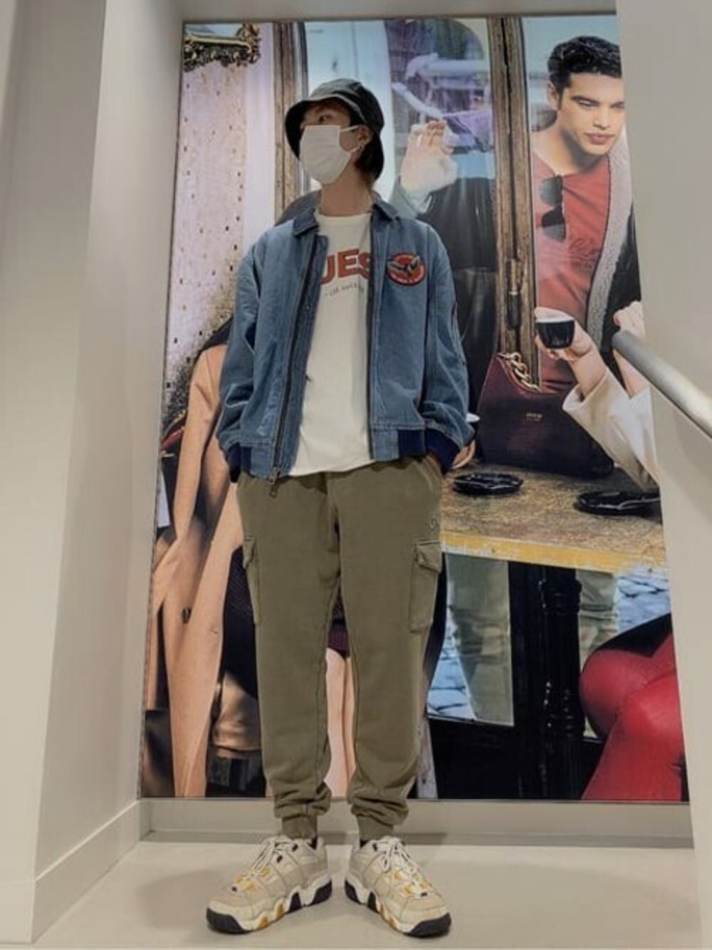 「ロゴT、スエットパンツ、インディゴ、ミリタリーパンツ、guess」｜「GuessのOsaka Indigo Bomber Jacket（ブルゾン、ブルー系）」を使った、GUESS JAPANさん（メンズ・181cm）の秋コーディネートの1枚目の写真