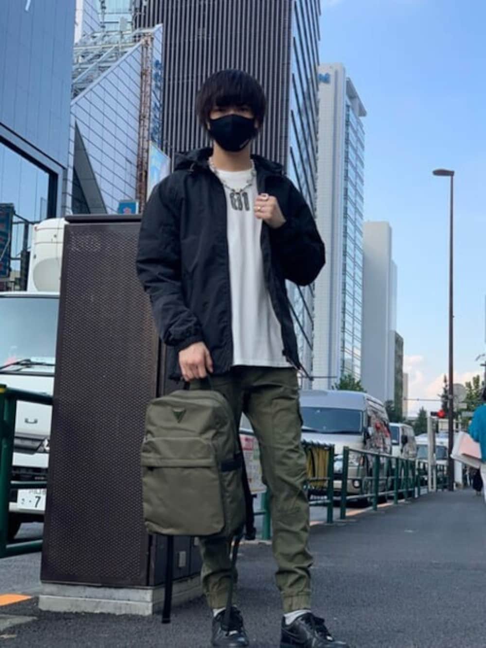 「マスク、カーゴパンツ、ナイロンジャケット、guess」｜「GuessのWind Proof Jacket（ナイロンジャケット、ブラック系）」を使った、GUESS JAPANさん（メンズ・178cm）の秋コーディネートの1枚目の写真