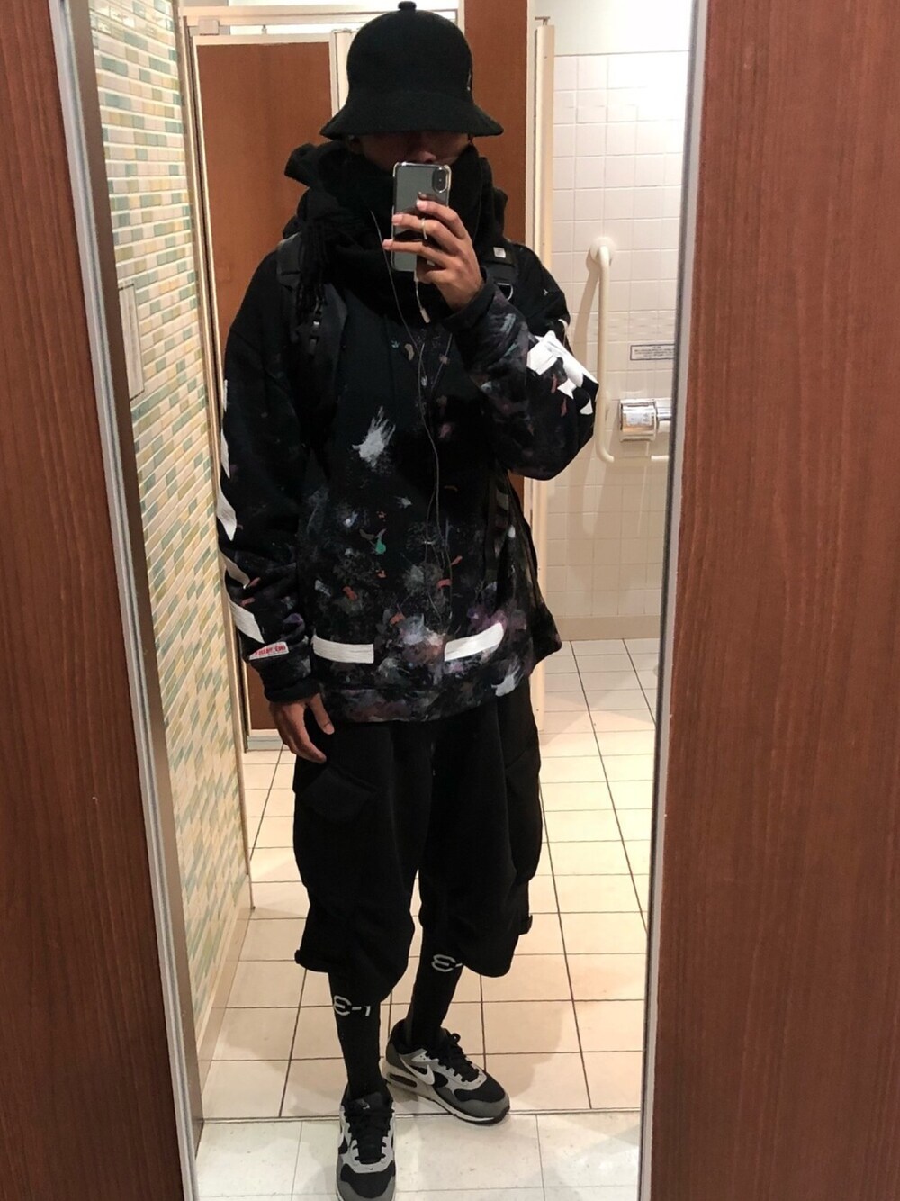 「street fashion、ストリート、ストリートファッション、オフホワイト、Y-3」｜「off whiteのアイテム（パーカー、ブラック系）」を使った、"nicholas"さん（メンズ・187cm）の冬コーディネートの1枚目の写真