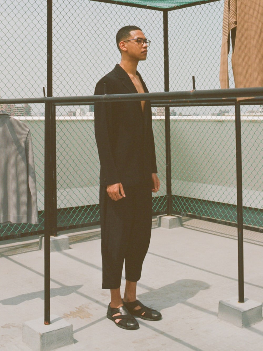 「黒、セットアップ、black、プリーツ、HOMME PLISSÉ ISSEY MIYAKE、ISSEY MIYAKE、モード、ジャケット、パンツスタイル」｜「ISSEY MIYAKEのアイテム（スーツジャケット、ブラック系）」を使った、"nicholas"さん（メンズ・188cm）の夏コーディネートの1枚目の写真